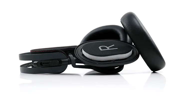 Austrian Audio The Composer earpads off