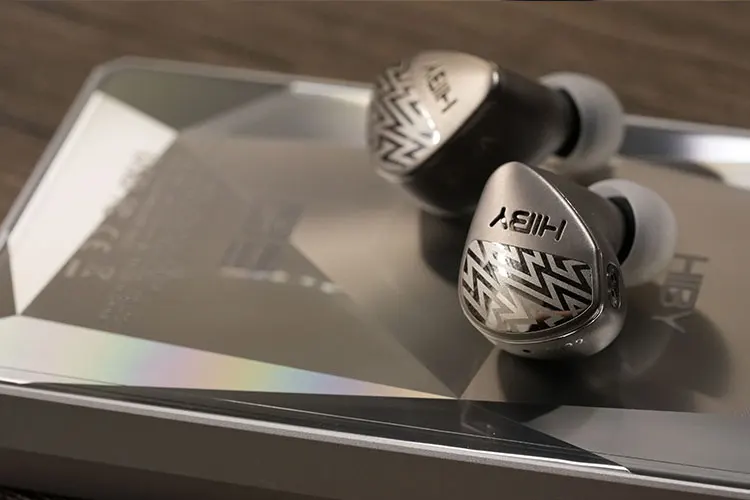 HiBy R6 III 2025 back panel with Zeta IEM on top