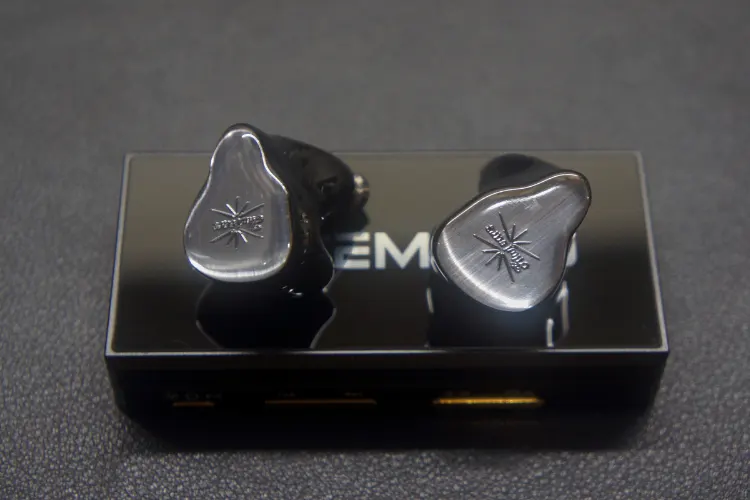 Kiwi Ears KE4 on top of 7Hz Artemis39 dongle