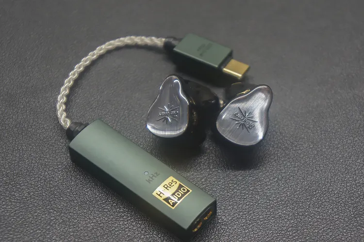 Kiwi Ears KE4 on top of iFi audio GO link Max dongle