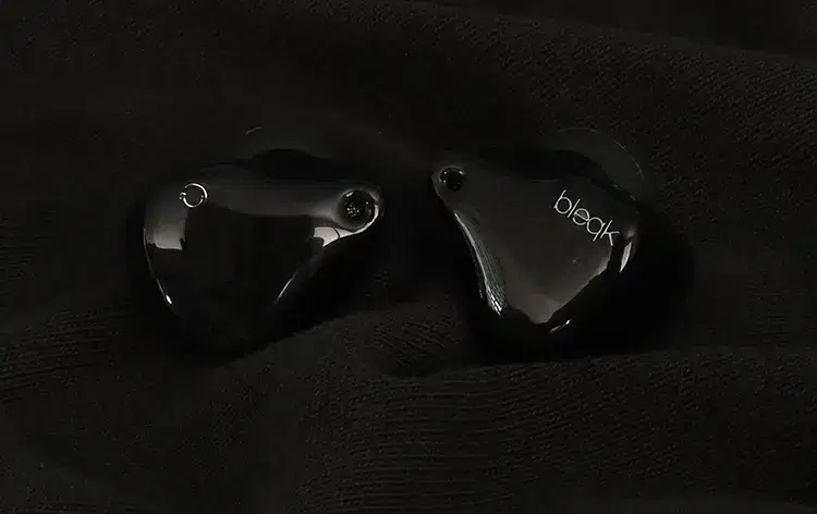 ORIVETI bleqk Lowmaster shells on black cloth