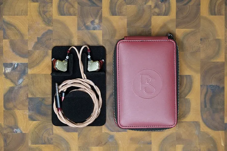PLUSSOUND SONORA beside red leather case