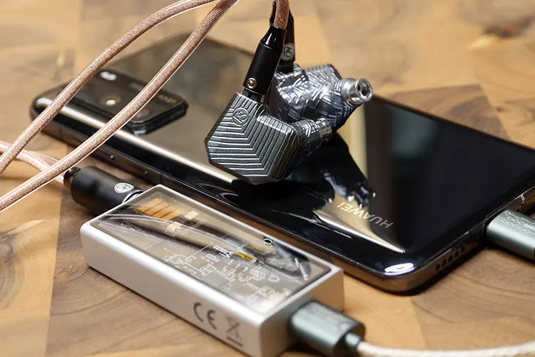 PLUSSOUND VOLTA on top of smartphone